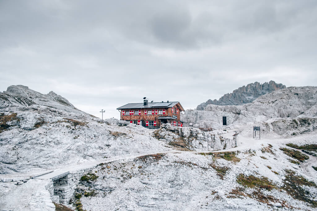 Büllelejochhütte-Wanderung-Drei-Zinnen Blick auf die Büllelejochhütte in den Dolomiten