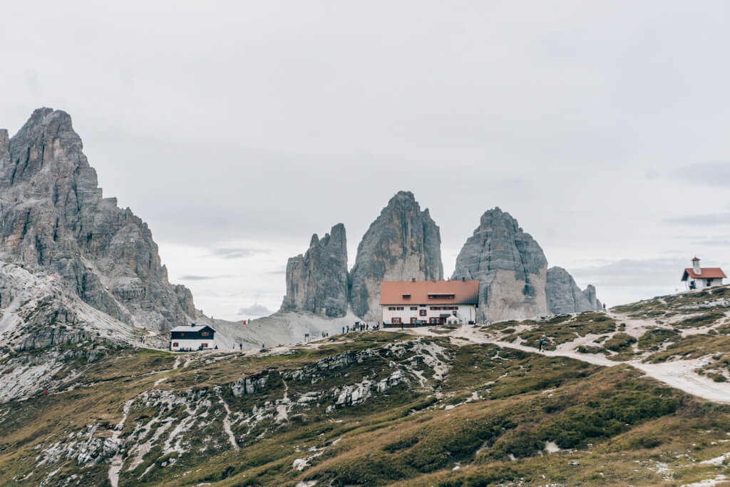 Dreizinnenhütte vor den Drei Zinnen Die Dreizinnenhütte vor Den Drei Zinnen in den Dolomiten