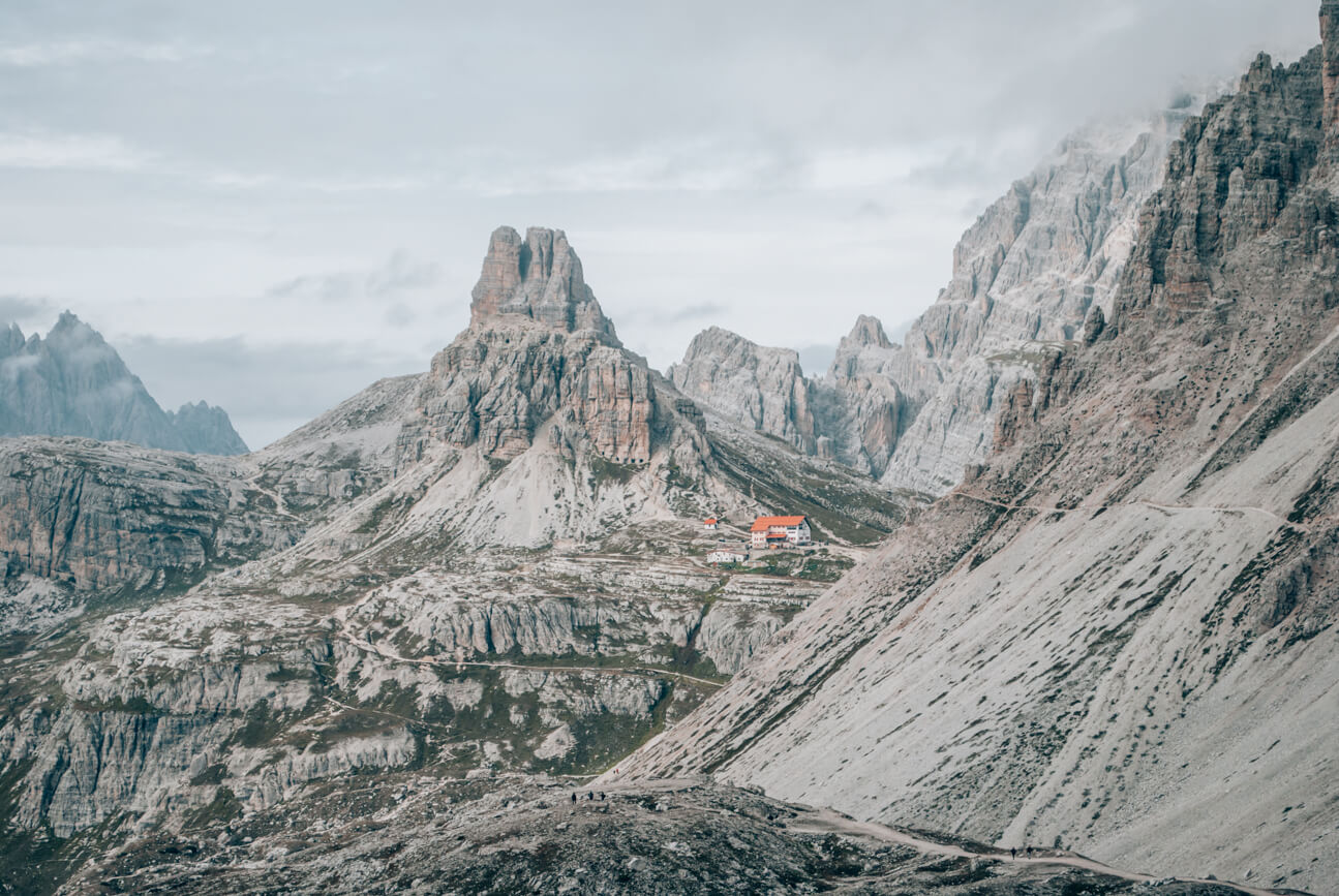 Blick auf die Dreizinnenhütte Blick auf die Dreizinnenhütte in den Dolomiten