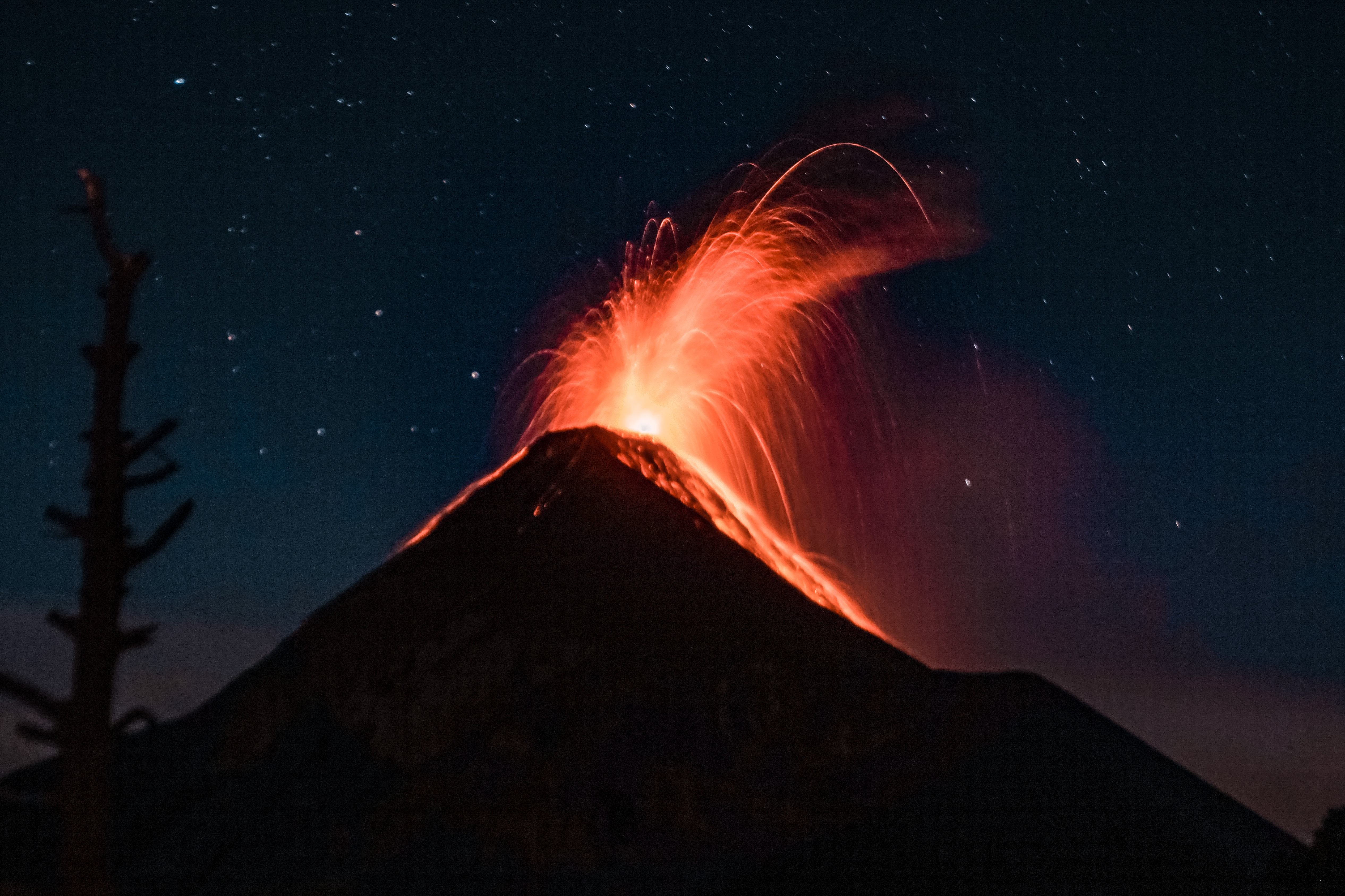Der ausbrechende Vulkan Fuego in Guatemala