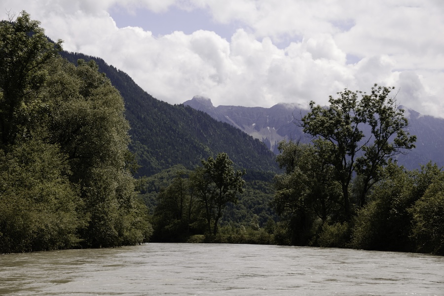 Mit den Bayerischen Alpen im Rücken auf der Loisach