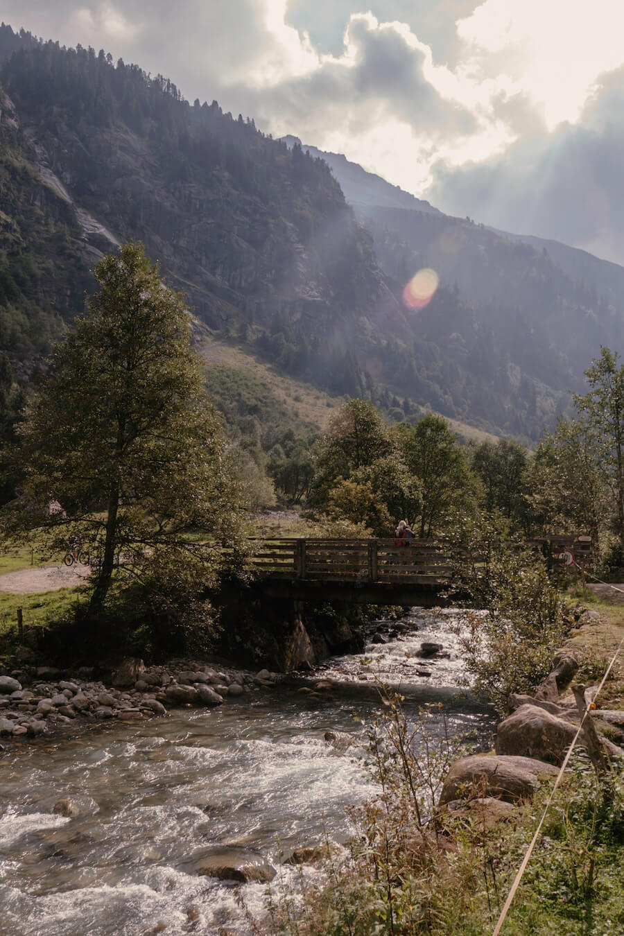 2024-Zillertal-Greizer-Hütte-Abenteuermomente-7 Begleitet vom Floitenbach geht es immer tiefer ins Tal hinein.